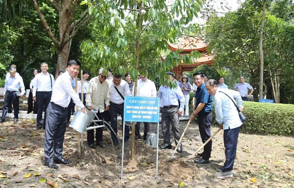 Thứ trưởng Nguyễn Mạnh Cường và đoàn Bộ Ngoại giao đã trồng cây lưu niệm tại Khu di tích Bộ Ngoại giao. (Ảnh: Thành Long) Thứ trưởng Nguyễn Mạnh Cường và đoàn Bộ Ngoại giao đã trồng cây lưu niệm tại Khu di tích Bộ Ngoại giao. (Ảnh: Thành Long)