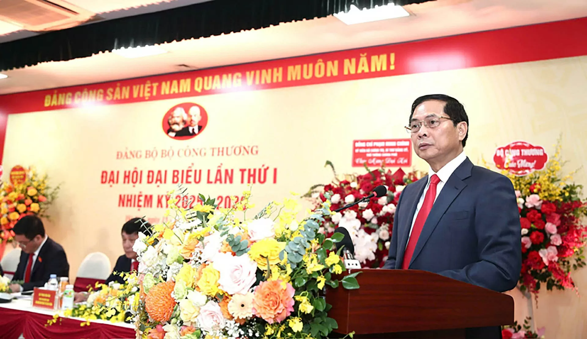 Phát huy vai trò nòng cốt, trụ cột của ngành Công Thương trong phát triển kinh tế đất nước Phát huy vai trò nòng cốt, trụ cột của ngành Công Thương trong phát triển kinh tế đất nước