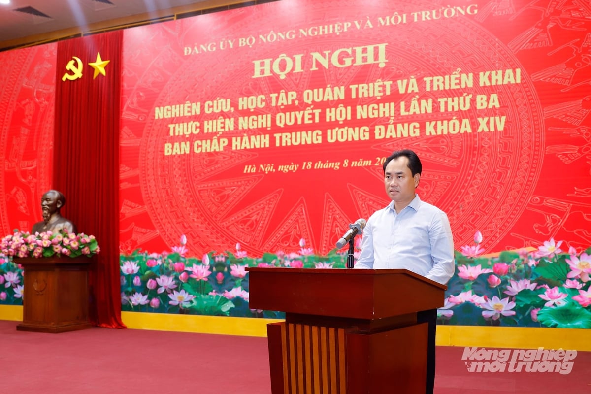 Bộ trưởng Trịnh Việt Hùng đề nghị các cấp ủy, tổ chức đảng, các Thứ trưởng và người đứng đầu các cơ quan, đơn vị bắt tay ngay vào tổ chức thực hiện với tinh thần chủ động, quyết liệt; biến nhiệm vụ thành sản phẩm, biến quyết tâm chính trị thành kết quả cụ thể trong thực tiễn. Ảnh: Khương Trung.