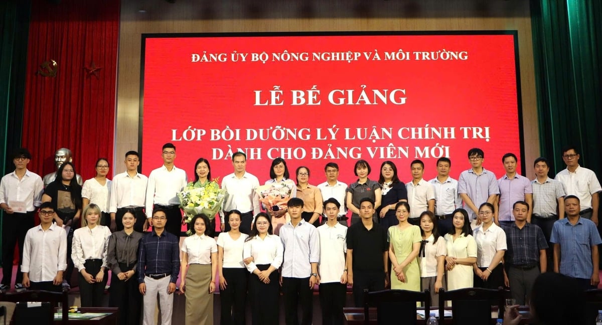 Bế giảng và trao chứng nhận hoàn thành lớp bồi dưỡng lý luận chính trị cho 183 đảng viên mới. Ảnh: BTC