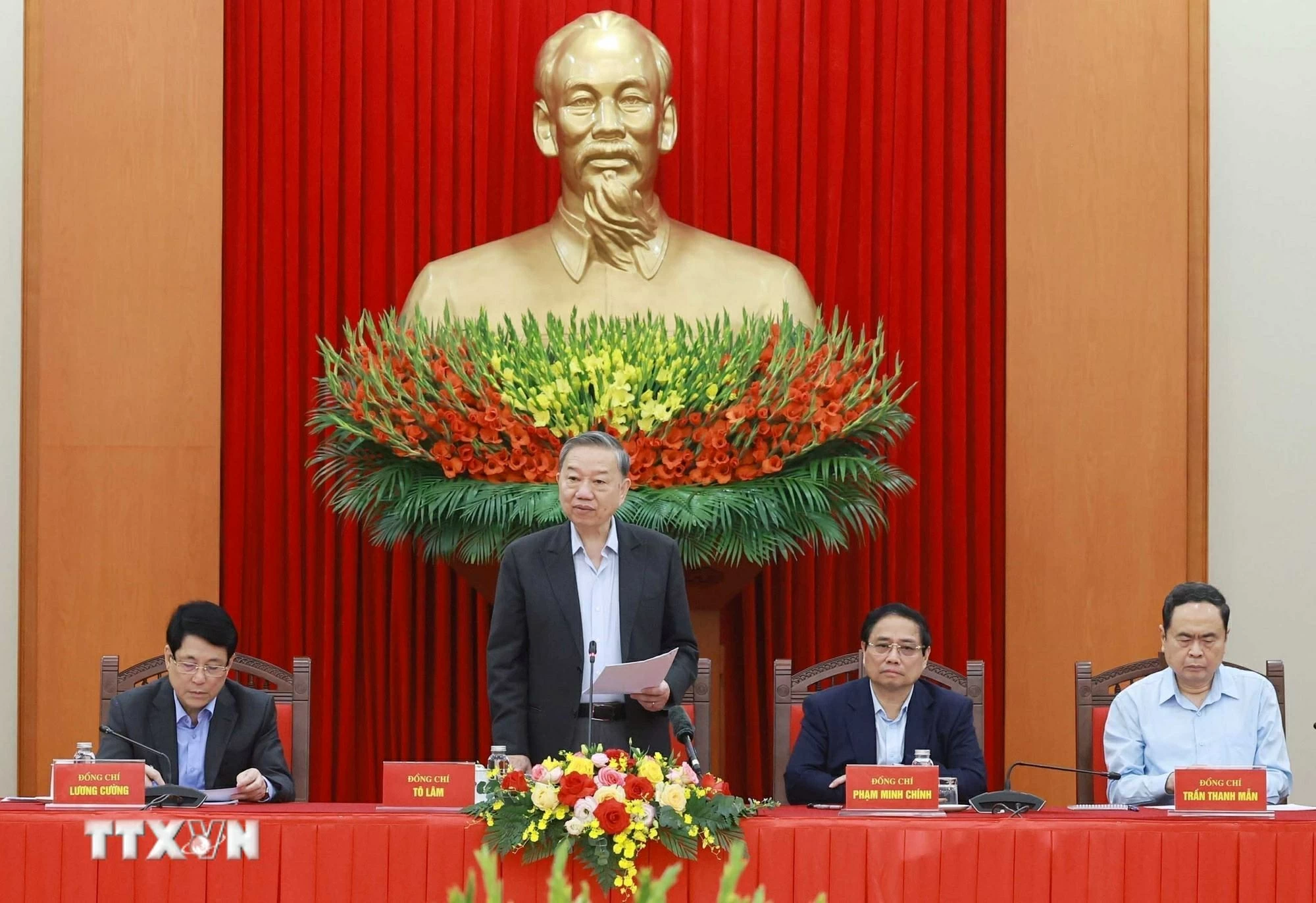 Tổng B&iacute; thư T&ocirc; L&acirc;m chủ tr&igrave; phi&ecirc;n họp Tiểu ban Văn kiện Đại hội XIV của Đảng. (Ảnh: Thống Nhất/TTXVN)