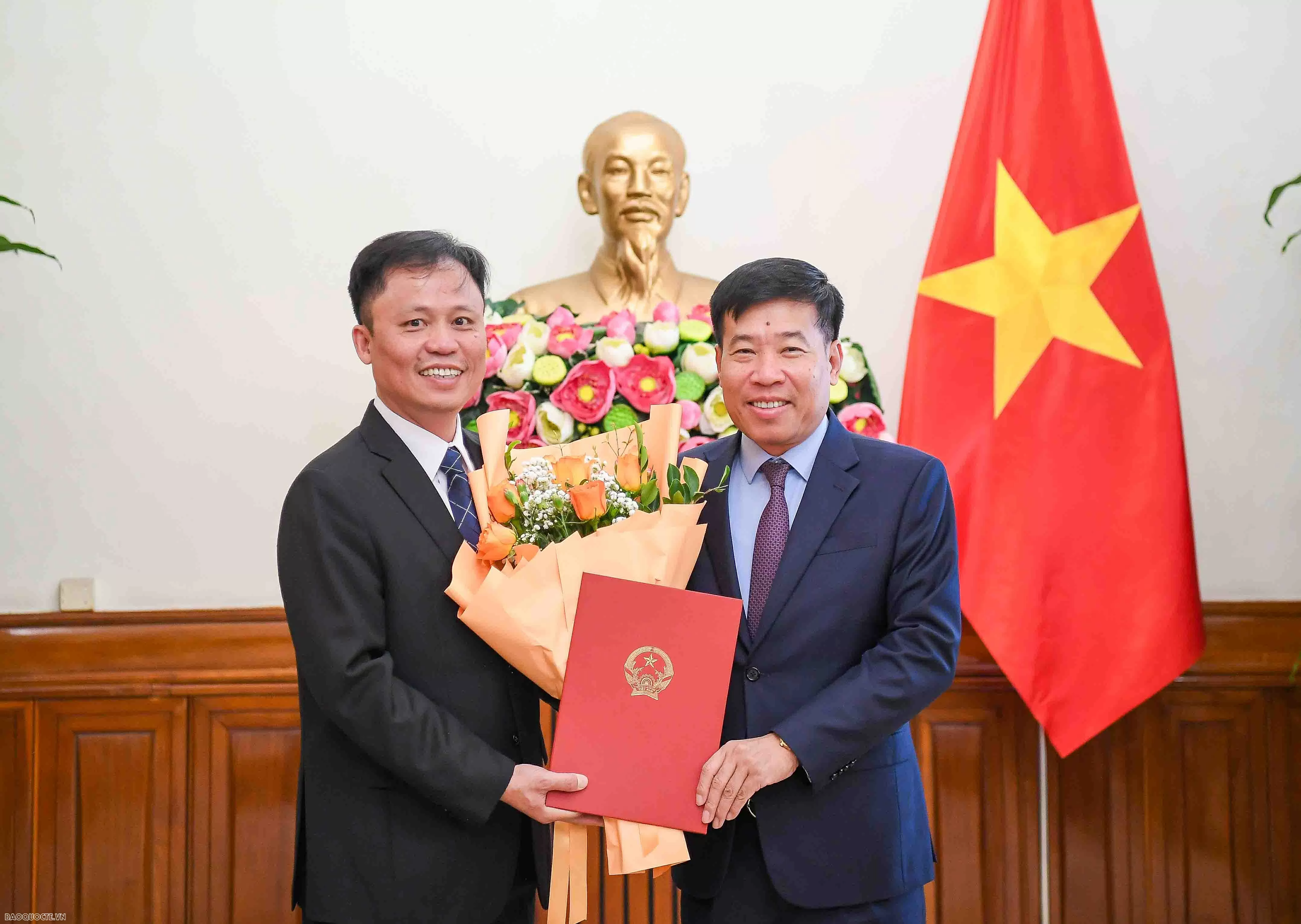 Lãnh đạo Bộ Ngoại giao trao quyết định điều động, bổ nhiệm cán bộ cấp Vụ Lãnh đạo Bộ Ngoại giao trao quyết định điều động, bổ nhiệm cán bộ cấp Vụ