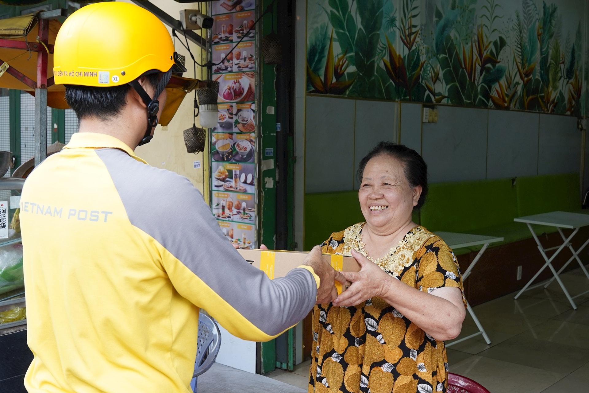 Với lợi thế 13.000 điểm phục vụ trong toàn quốc, Bưu điện Việt Nam thuận lợi trong việc cung cấp các dịch vụ tới người dân