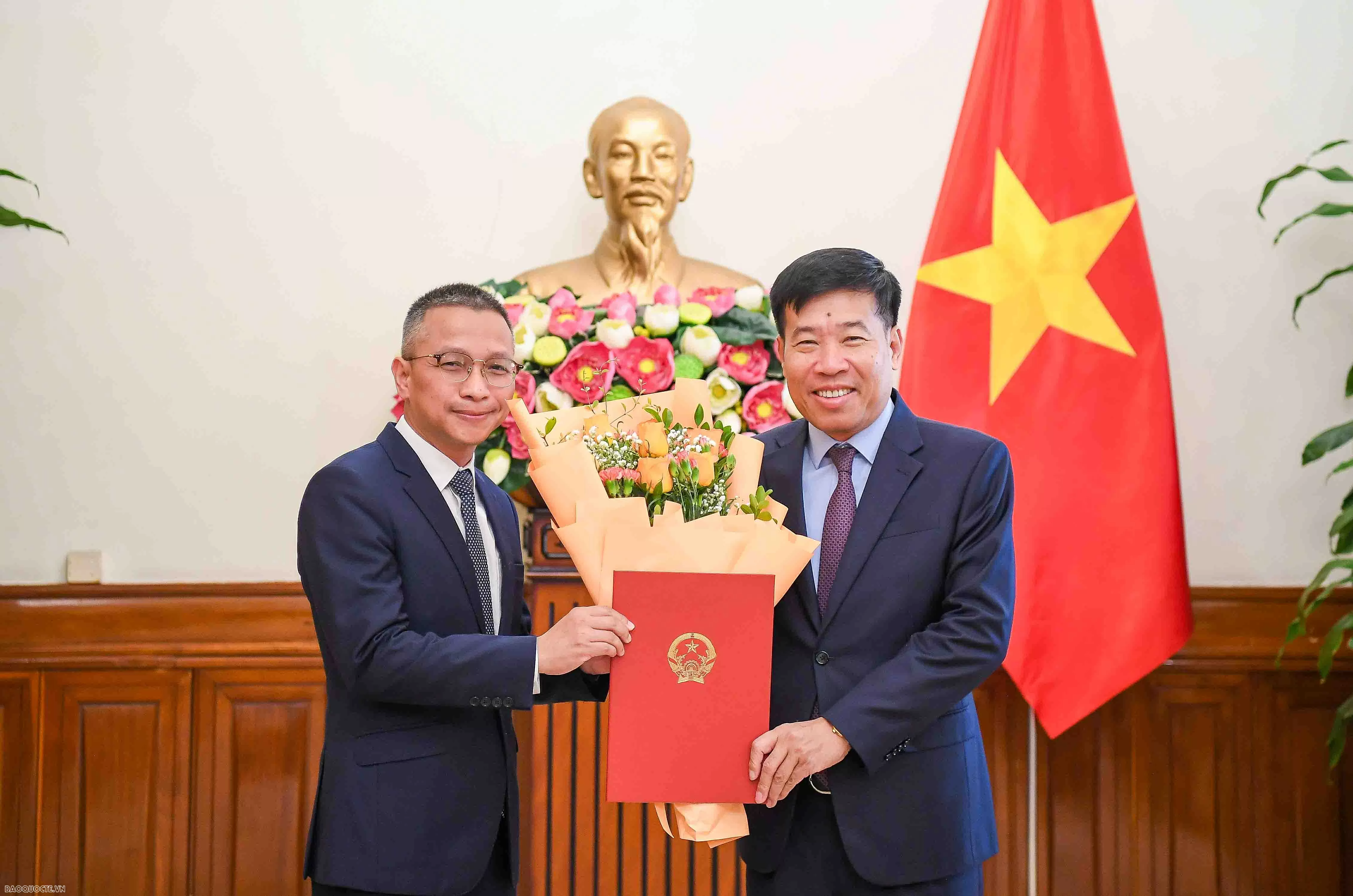 Lãnh đạo Bộ Ngoại giao trao quyết định điều động, bổ nhiệm cán bộ cấp Vụ Lãnh đạo Bộ Ngoại giao trao quyết định điều động, bổ nhiệm cán bộ cấp Vụ