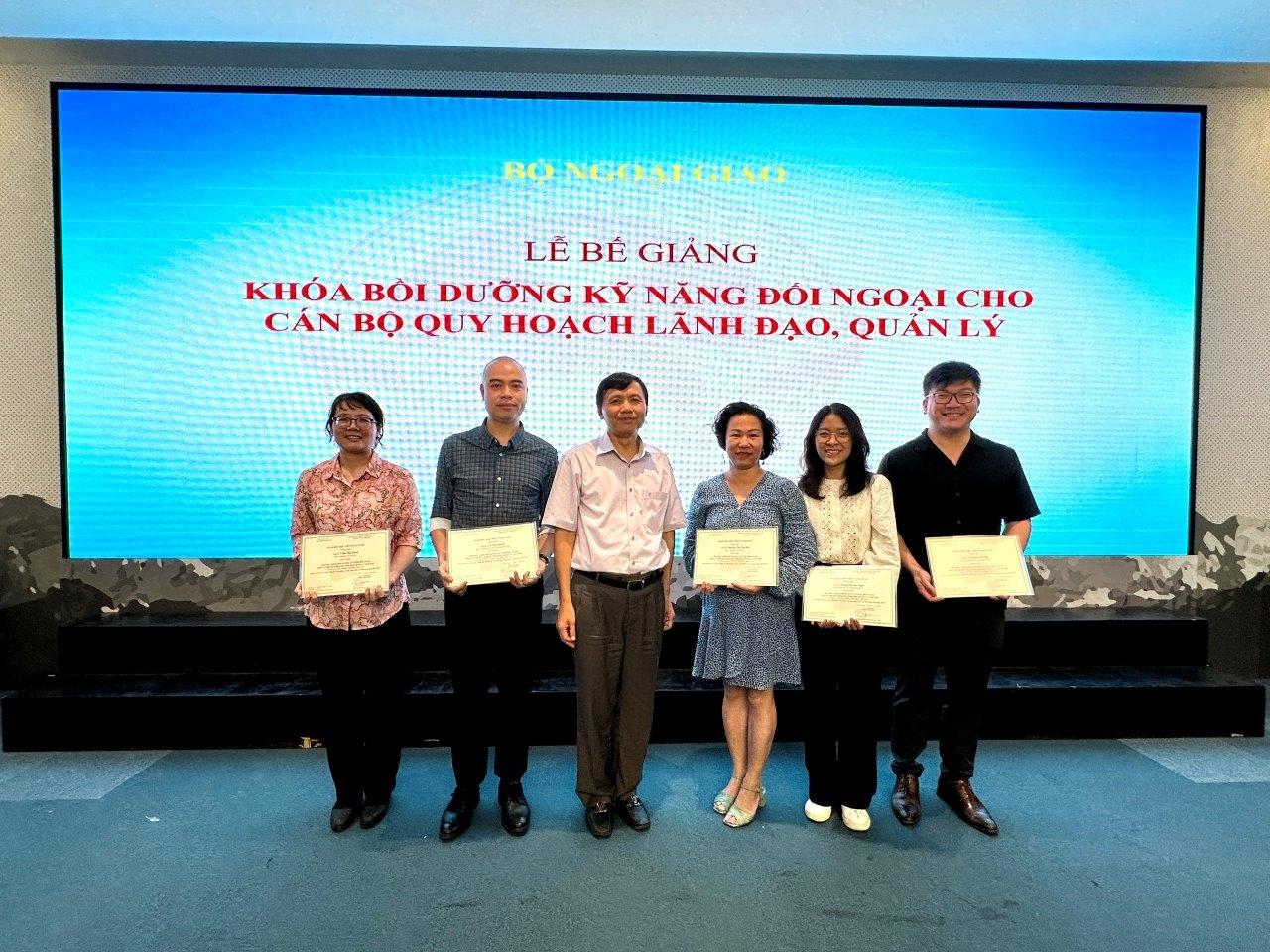 Bế giảng Khóa bồi dưỡng nâng cao kỹ năng đối ngoại cho cán bộ quy hoạch của Bộ Ngoại giao Bế giảng Khóa bồi dưỡng nâng cao kỹ năng đối ngoại cho cán bộ quy hoạch của Bộ Ngoại giao