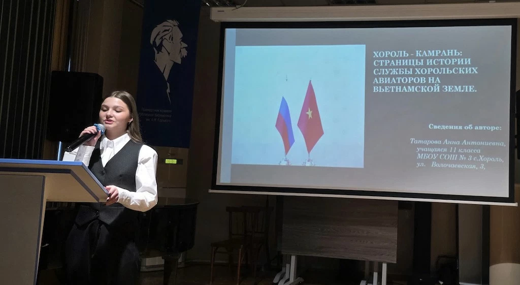 Bạn bè Nga tại Vladivostok tưởng nhớ Chủ tịch Hồ Chí Minh