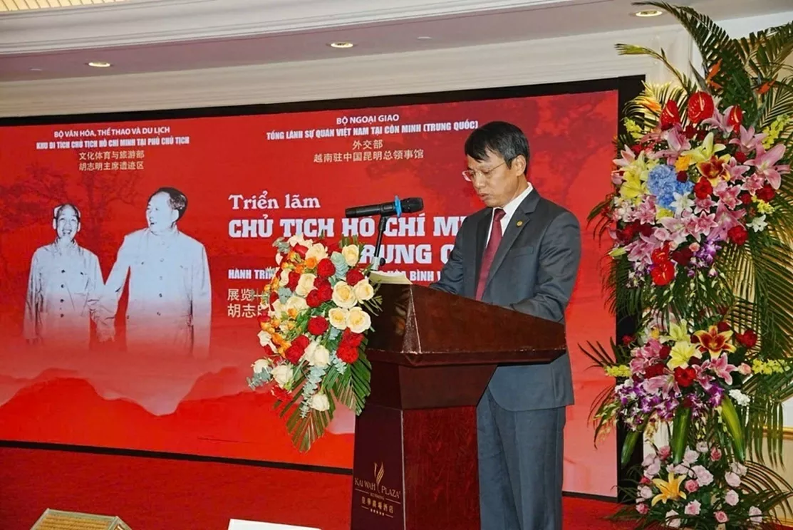 Tổng Lãnh sự quán Việt Nam tại Côn Minh (Trung Quốc) tổ chức chuỗi hoạt động tôn vinh Chủ tịch Hồ Chí Minh Tổng Lãnh sự quán Việt Nam tại Côn Minh (Trung Quốc) tổ chức chuỗi hoạt động tôn vinh Chủ tịch Hồ Chí Minh