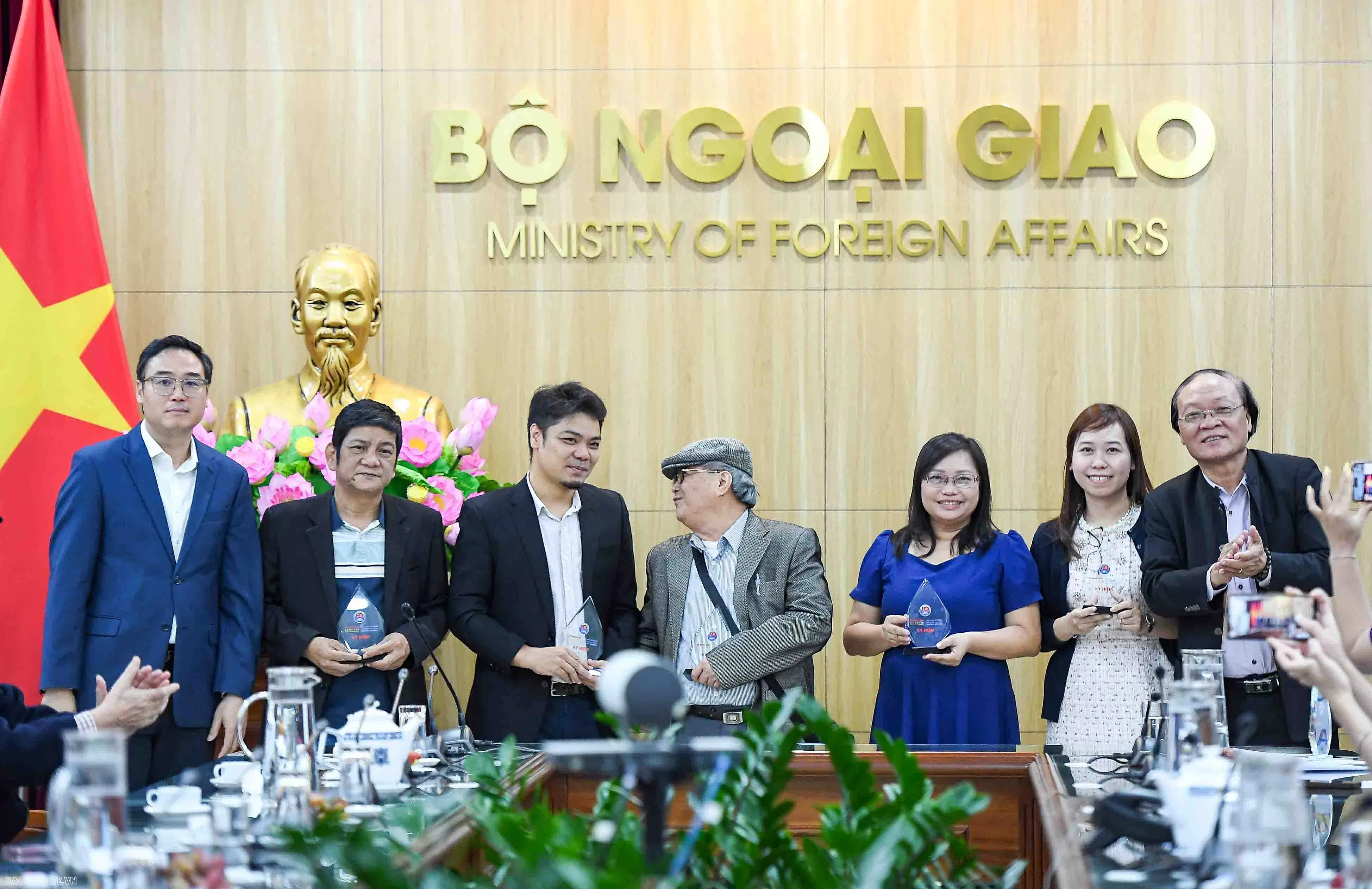 Trao giải cuộc thi sáng tác ca khúc ngành Ngoại giao và các cuộc thi phong trào nhân kỷ niệm 80 năm thành lập Ngành Trao giải cuộc thi sáng tác ca khúc ngành Ngoại giao và các cuộc thi phong trào nhân kỷ niệm 80 năm thành lập Ngành