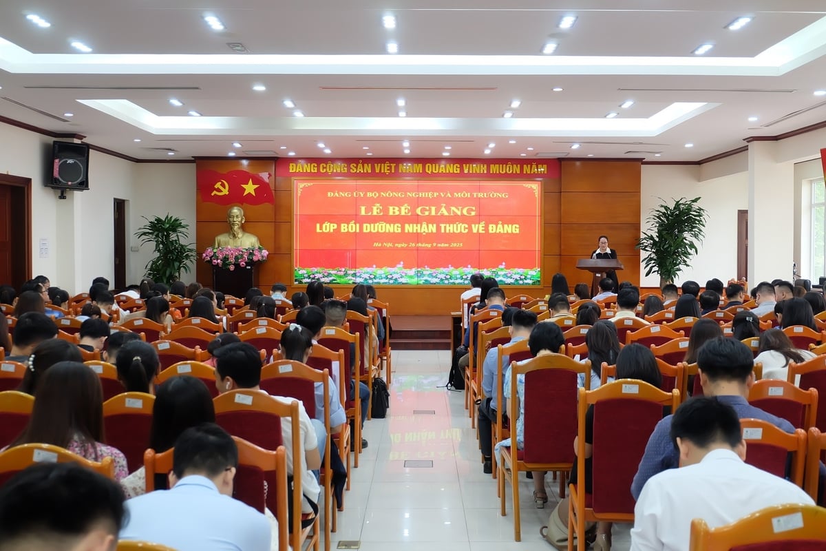 Lễ bế giảng Lớp bồi dưỡng nhận thức về Đảng tại Đảng ủy Bộ Nông nghiệp và Môi trường. Ảnh: Quang Linh.