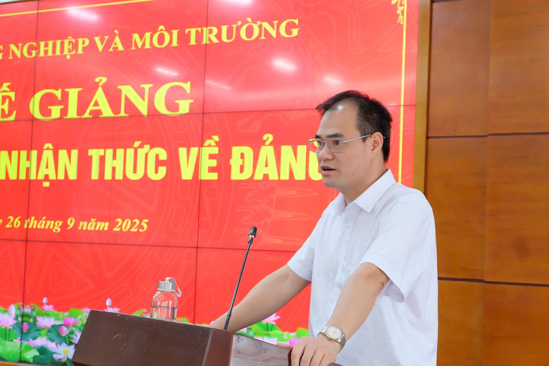 Đồng chí Phan Thành Công - Ủy viên Ban chấp hành, Phó Trưởng Ban Tuyên giáo và Dân vận Đảng ủy Bộ Nông nghiệp và Môi trường phát biểu tại buổi lễ. Ảnh: Quỳnh Chi.