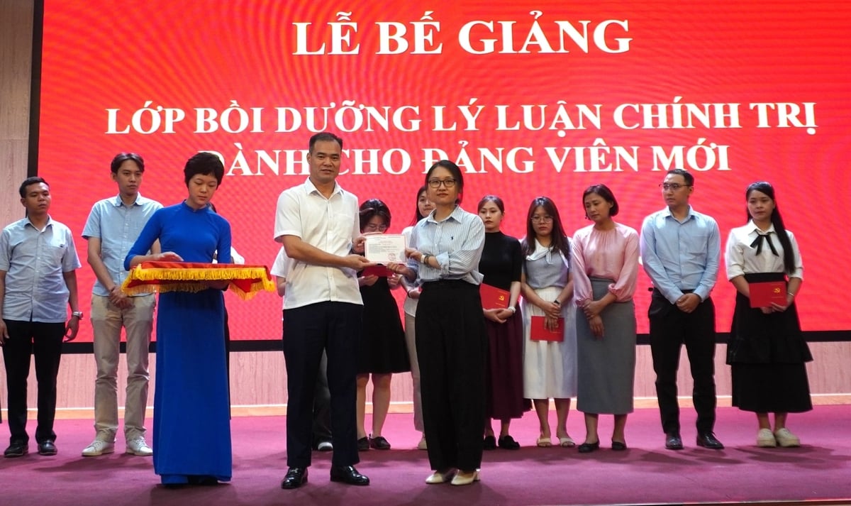 Các học viên đón nhận giấy chứng nhận. Ảnh: Quang Linh.