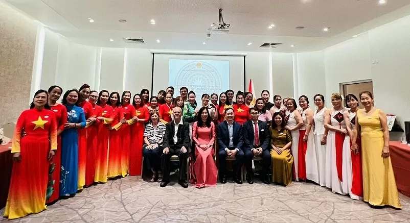 Thứ trưởng Bộ Ngoại giao Lê Thị Thu Hằng thăm cộng đồng người Việt tại Cyprus Thứ trưởng Bộ Ngoại giao Lê Thị Thu Hằng thăm cộng đồng người Việt tại Cyprus