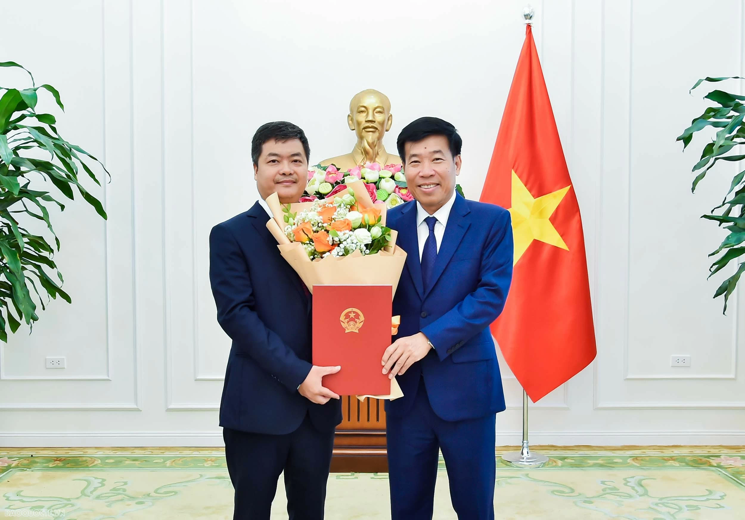 Bộ Ngoại giao trao quyết định điều động, bổ nhiệm cán bộ lãnh đạo quản lý cấp Vụ