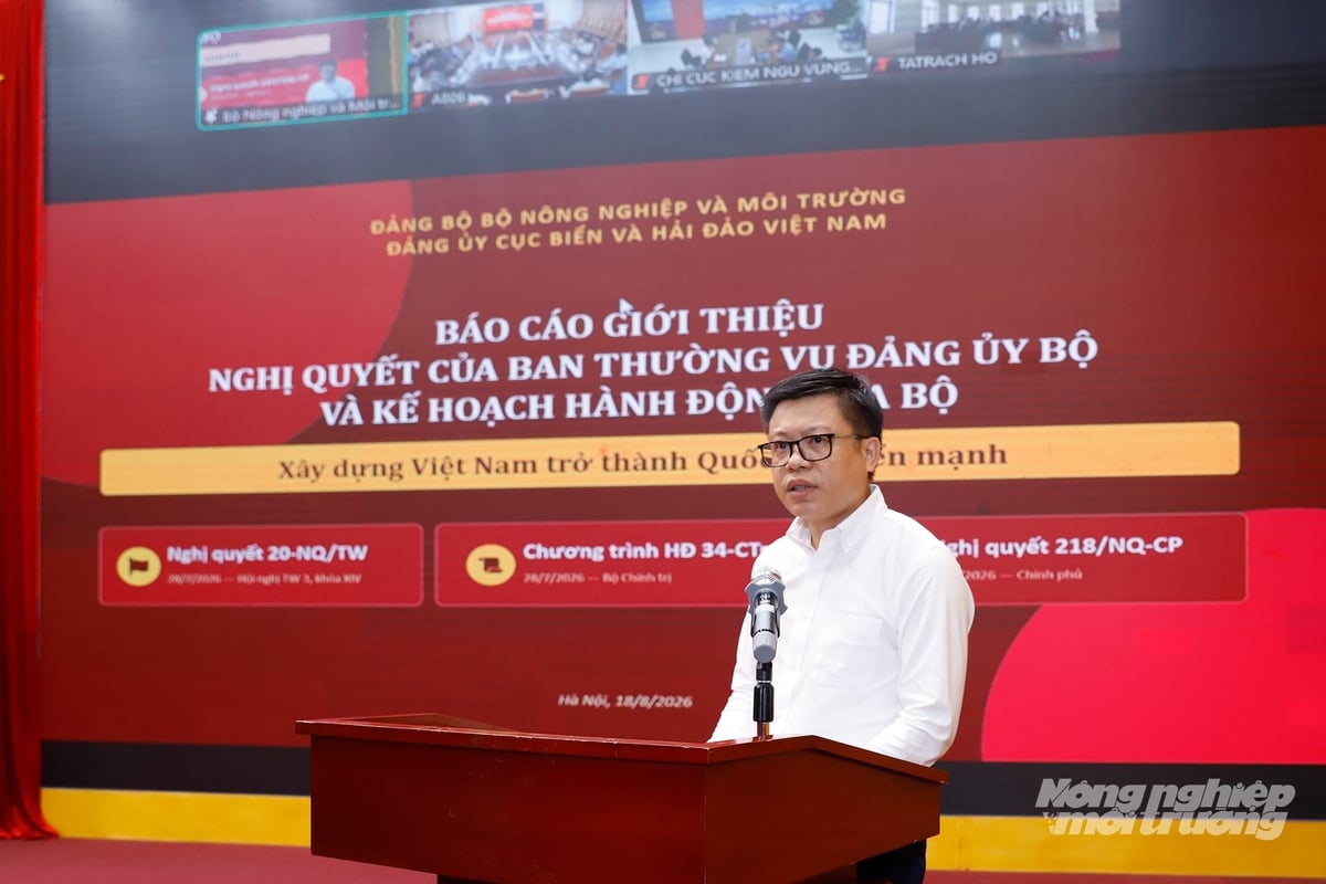 Cục trưởng Cục Biển và Hải đảo Việt Nam Nguyễn Quốc Toản trình bày Nghị quyết của Ban Thường vụ Đảng ủy Bộ nhằm cụ thể hóa và tổ chức thực hiện các định hướng lớn của Trung ương. Ảnh: Khương Trung.