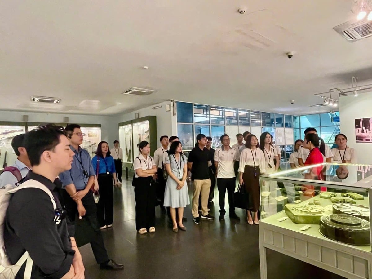 Học viên lớp Bồi dưỡng nhận thức về Đảng tham quan tại Bảo tàng Chứng tích Chiến tranh. Ảnh: NTCC.