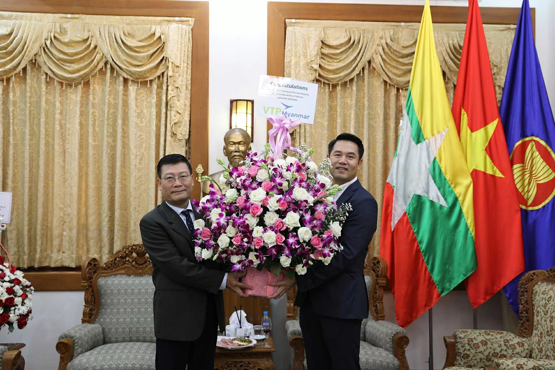 Đại sứ quán Lào tại Myanmar chúc mừng 80 năm Quốc khánh Việt Nam Đại sứ quán Lào tại Myanmar chúc mừng 80 năm Quốc khánh Việt Nam