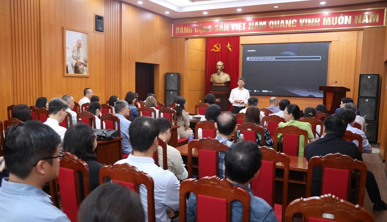 đồng chí Nguyễn Văn Dương, Phó Bí thư Đảng ủy, Phó Giám đốc Khu Di tích Chủ tịch Hồ Chí Minh tại Phủ Chủ tịch đã chia sẻ thêm nhiều thông tin, tư liệu quý về cuộc đời, sự nghiệp và tư tưởng của Chủ tịch Hồ Chí Minh. (Ảnh: Thành Long)