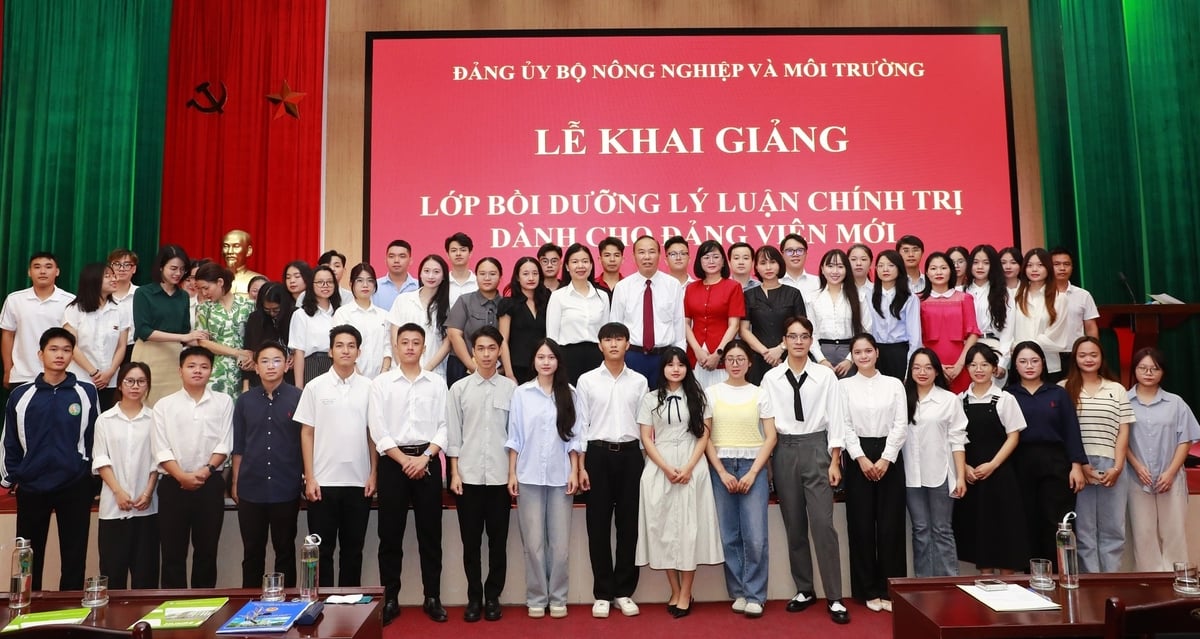 Thứ trưởng Phùng Đức Tiến chụp ảnh lưu niệm với các học viên tham dự lớp bồi dưỡng lý luận chính trị dành cho đảng viên mới. Ảnh: Nguyễn Thủy.