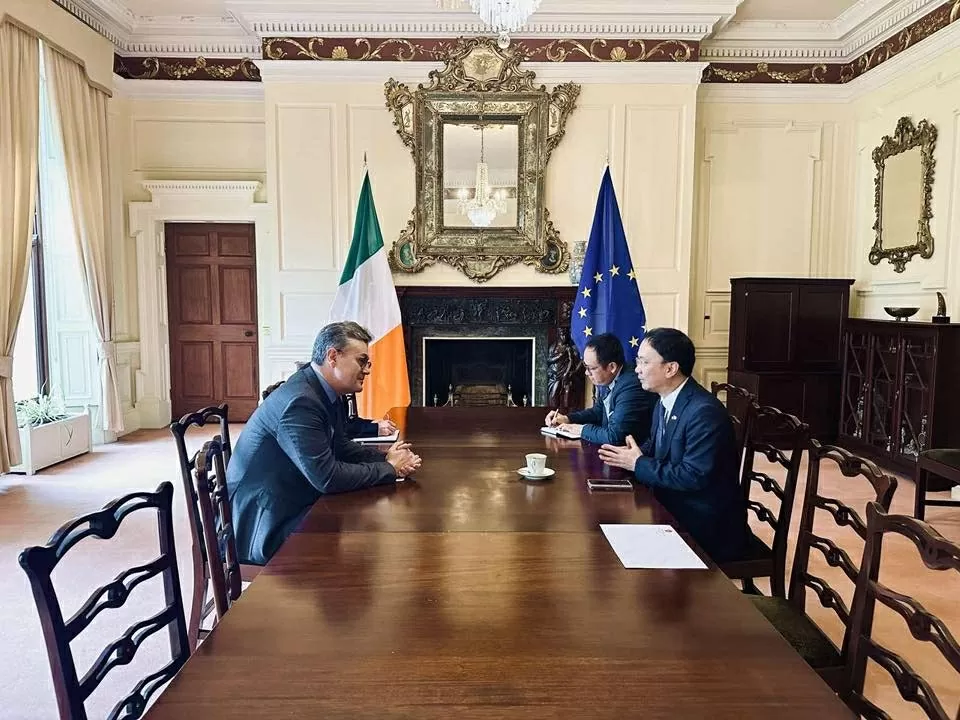 Đại sứ Phạm Toàn Thắng khẳng định sẽ làm hết sức mình góp phần củng cố và thúc đẩy hơn nữa quan hệ hữu nghị và hợp tác nhiều mặt tốt đẹp giữa Việt Nam và Ireland. Đại sứ Phạm Toàn Thắng khẳng định sẽ làm hết sức mình góp phần củng cố và thúc đẩy hơn nữa quan hệ hữu nghị và hợp tác nhiều mặt tốt đẹp giữa Việt Nam và Ireland.