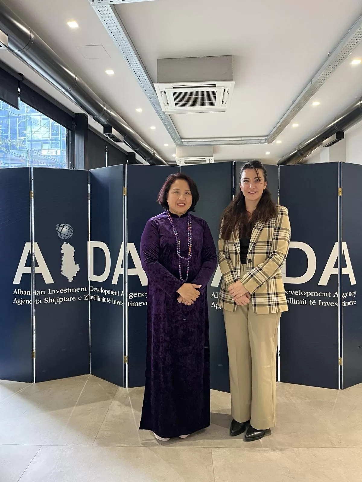 Đại sứ Việt Nam trình Quốc thư lên Tổng thống Albania Đại sứ Việt Nam trình Quốc thư lên Tổng thống Albania