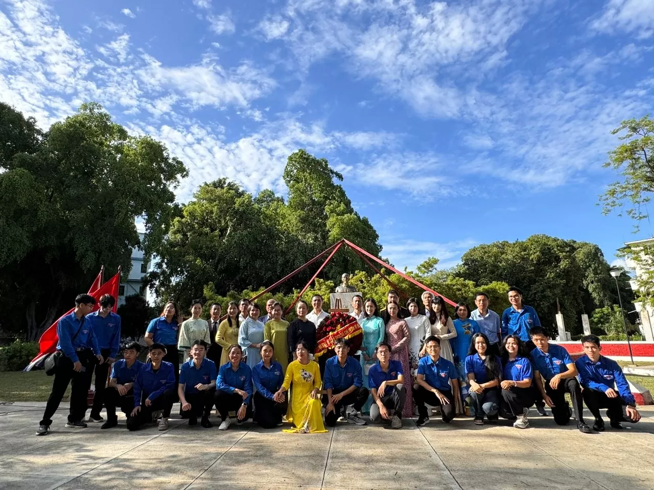 Dâng hoa tại Công viên Hồ Chí Minh ở thủ đô Havana, Cuba nhân kỷ niệm 80 năm Quốc khánh Việt Nam Dâng hoa tại Công viên Hồ Chí Minh ở thủ đô Havana, Cuba nhân kỷ niệm 80 năm Quốc khánh Việt Nam