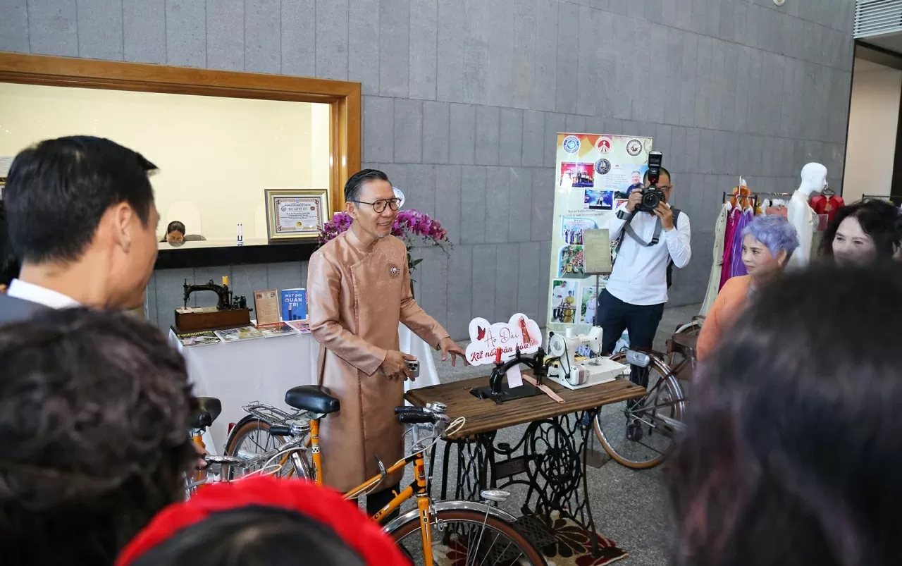 Thứ trưởng Đặng Hoàng Giang cùng T.s Đặng Thị Bích Liên tham quan không gian trưng bày của các Nhà thiết kế Áo dài truyền thống. (Ảnh: Thành Long) Thứ trưởng Đặng Hoàng Giang cùng T.s Đặng Thị Bích Liên tham quan không gian trưng bày của các Nhà thiết kế Áo dài truyền thống. (Ảnh: Thành Long)