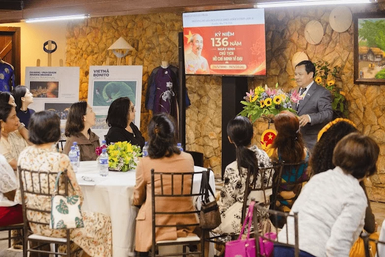 Đại sứ phát biểu tại sự kiện, nhấn mạnh giá trị trường tồn của tư tưởng và di sản Chủ tịch Hồ Chí Minh đối với Việt Nam và cộng đồng quốc tế. (Nguồn: Đại sứ quán Việt Nam tại Brazil)