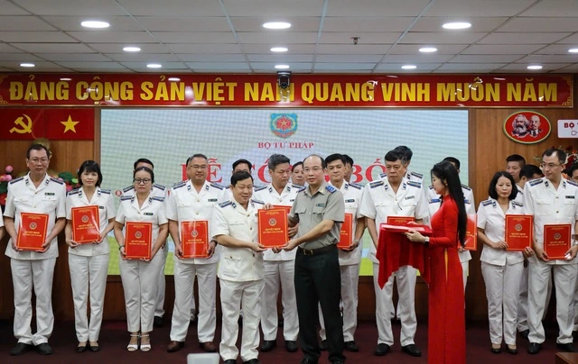 Ông Nguyễn Văn Hòa được bổ nhiệm làm Trưởng Thi hành án dân sự TP.HCM- Ảnh 3. Ông Nguyễn Văn Hòa được bổ nhiệm làm Trưởng Thi hành án dân sự TP.HCM- Ảnh 3.
