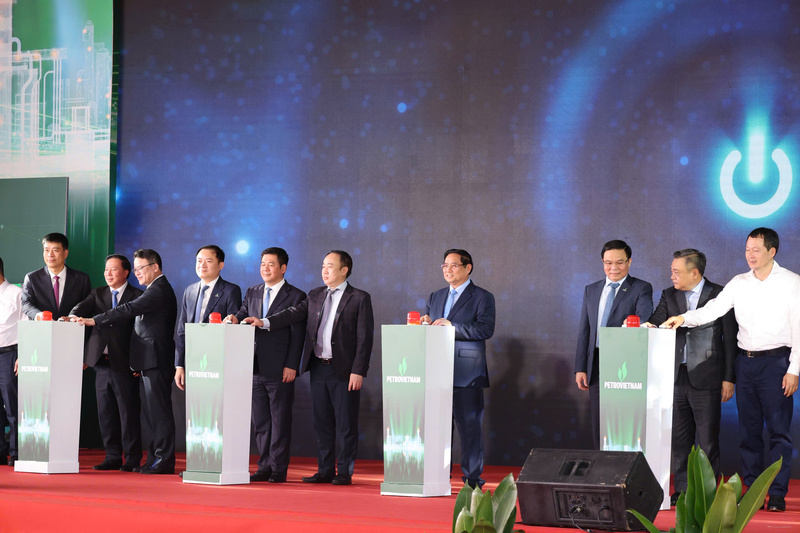 Thủ tướng Phạm Minh Chính, Bộ trưởng Bộ Công Thương Nguyễn Hồng Diên thực hiện nghi thức khánh thành Nhà máy điện Nhơn Trạch 3, Nhơn Trạch 4 (Đồng Nai)