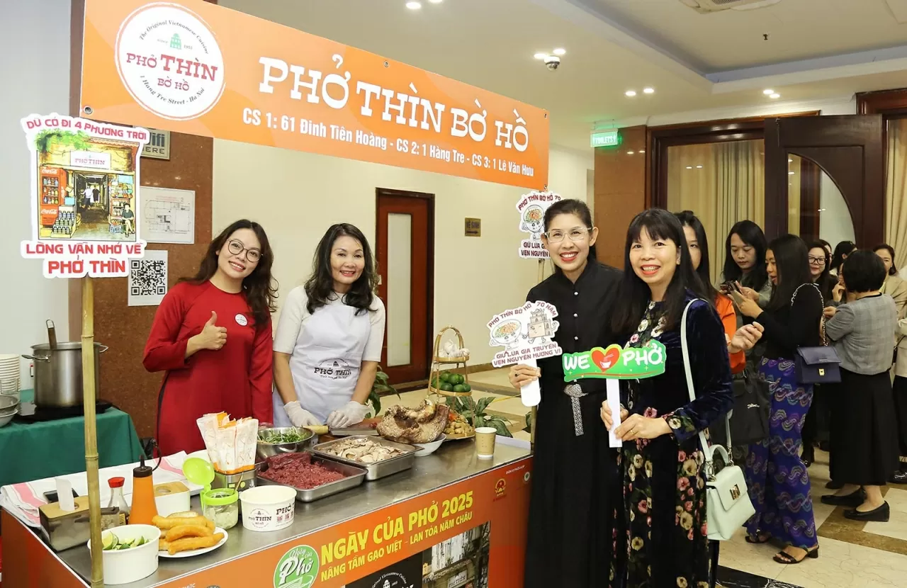 Đại sứ Thái Lan tại Việt Nam Urawadee Sriphiromya thử món phở truyền thống của Việt Nam. (Ảnh: Thành Long) Đại sứ Thái Lan tại Việt Nam Urawadee Sriphiromya thử món phở truyền thống của Việt Nam. (Ảnh: Thành Long)