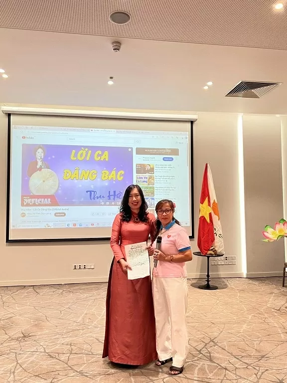 Thứ trưởng Bộ Ngoại giao Lê Thị Thu Hằng thăm cộng đồng người Việt tại Cyprus Thứ trưởng Bộ Ngoại giao Lê Thị Thu Hằng thăm cộng đồng người Việt tại Cyprus