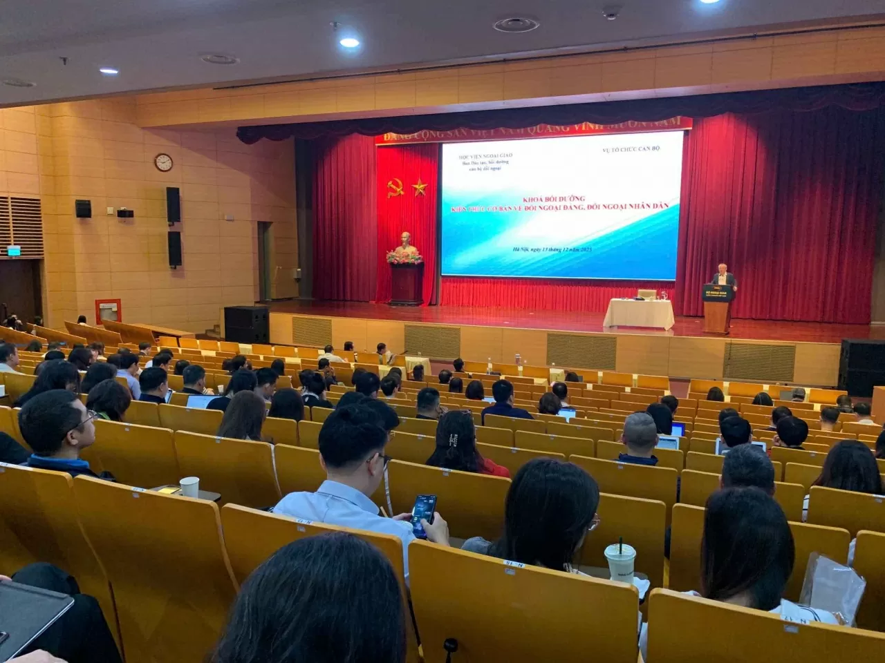 Tin về Khóa bồi dưỡng kiến thức về đối ngoại đảng, đối ngoại nhân dân dành cho công chức, viên chức của Bộ Ngoại giao năm 2025 Tin về Khóa bồi dưỡng kiến thức về đối ngoại đảng, đối ngoại nhân dân dành cho công chức, viên chức của Bộ Ngoại giao năm 2025