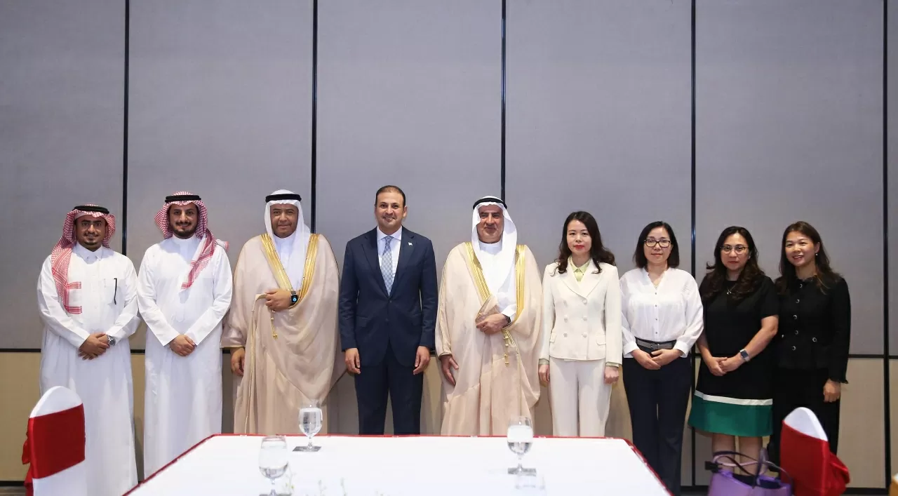 Đoàn làm việc Bộ Ngoại giao chụp ảnh lưu niệm cùng với đoàn công tác Saudi Arabia. (Ảnh: Thành Long) Đoàn làm việc Bộ Ngoại giao chụp ảnh lưu niệm cùng với đoàn công tác Saudi Arabia. (Ảnh: Thành Long)