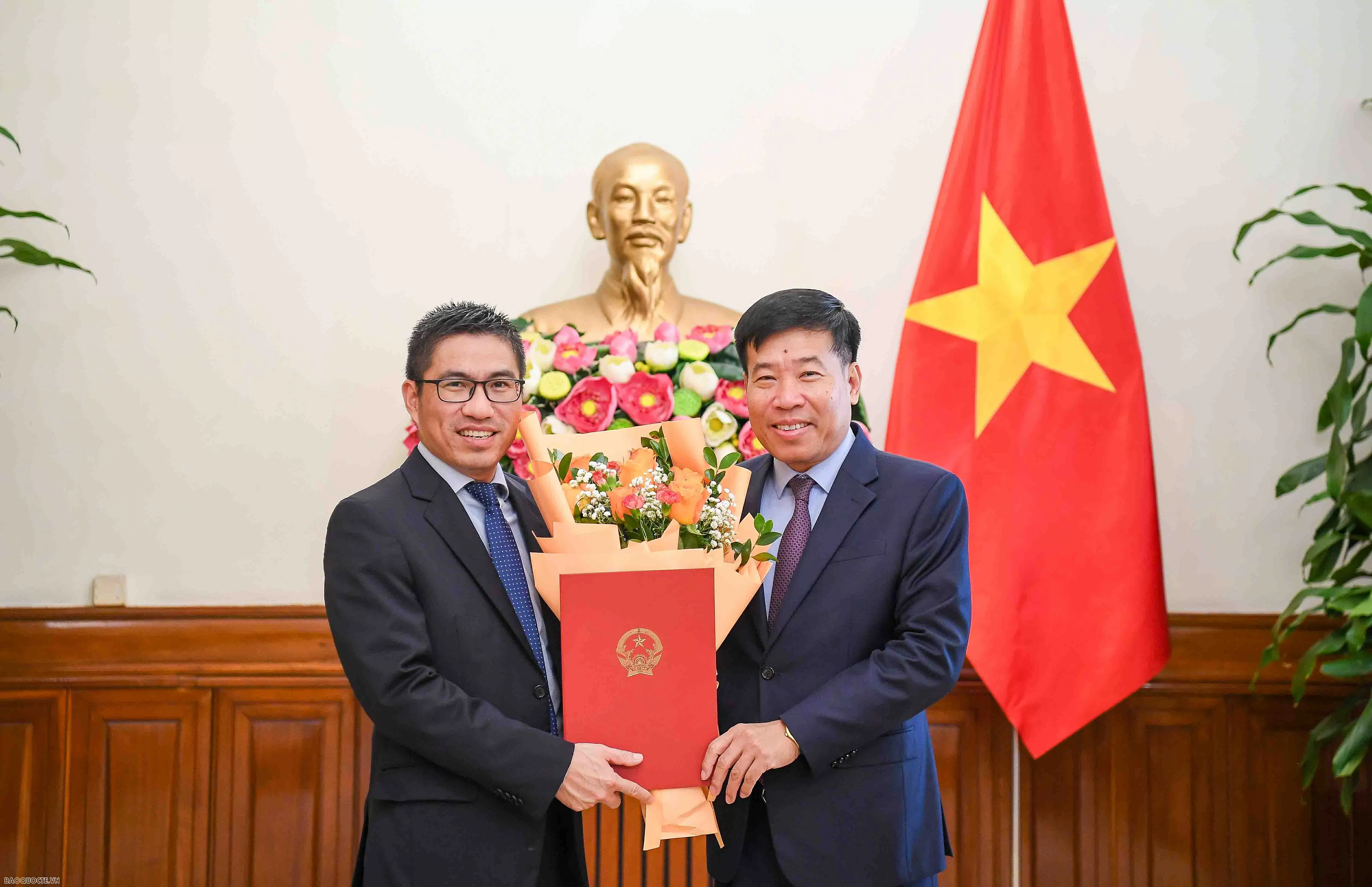 Lãnh đạo Bộ Ngoại giao trao quyết định điều động, bổ nhiệm cán bộ cấp Vụ Lãnh đạo Bộ Ngoại giao trao quyết định điều động, bổ nhiệm cán bộ cấp Vụ