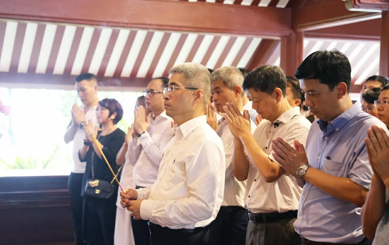 Toàn thể cán bộ, nhân viên Bộ Ngoại giao dâng hương tại Đền thờ Bác Hồ. (Ảnh: Thành Long)