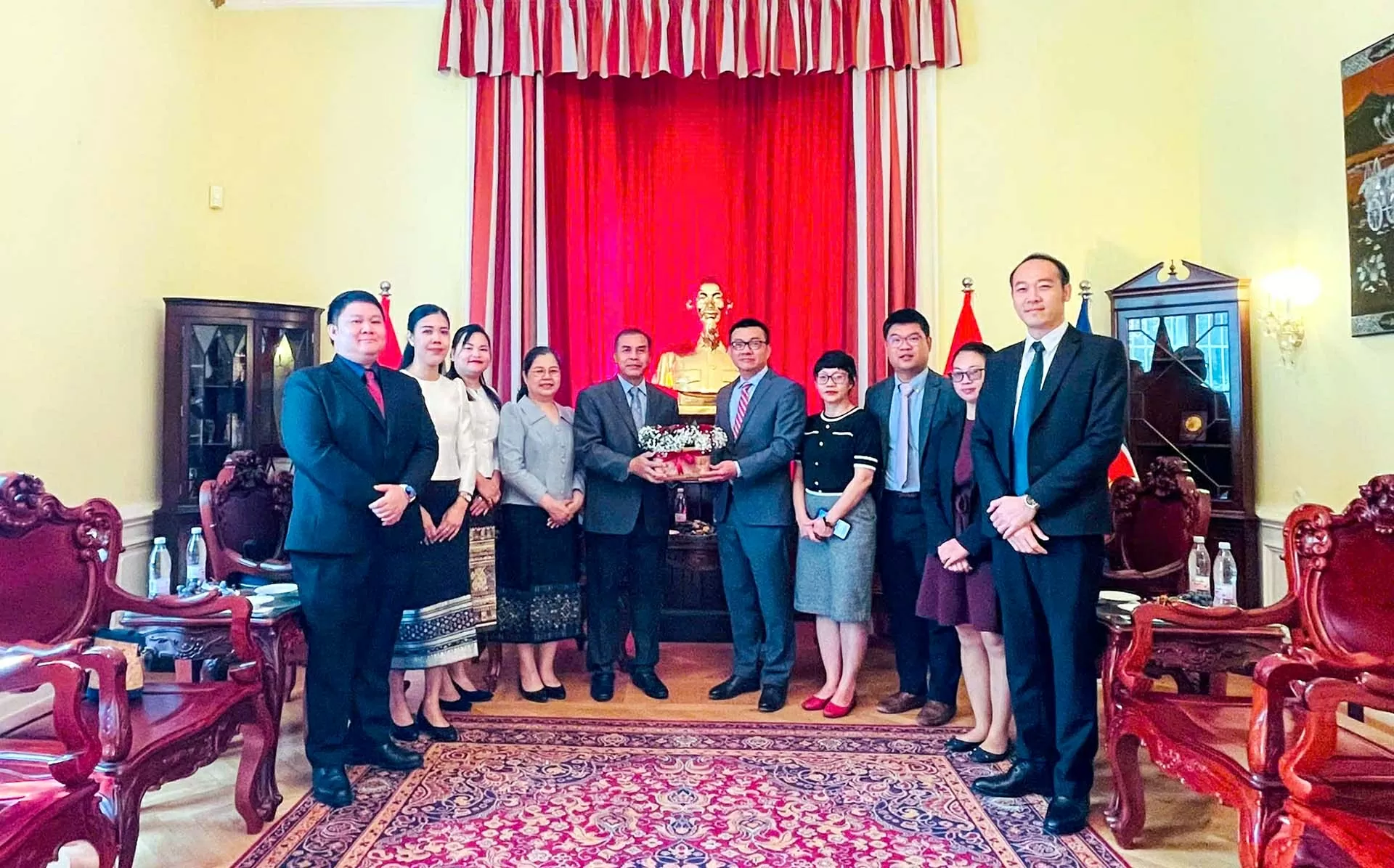 Thúc đẩy giao lưu, phối hợp chặt chẽ, hiệu quả giữa Đại sứ quán Việt Nam và Lào tại Áo Thúc đẩy giao lưu, phối hợp chặt chẽ, hiệu quả giữa Đại sứ quán Việt Nam và Lào tại Áo