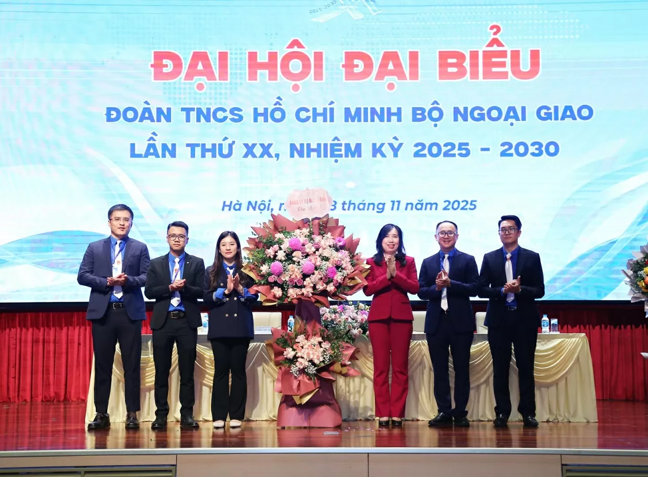Thứ trưởng Lê Thị Thu Hằng tặng lẵng hoa chúc mừng Ban Chấp hành Đoàn TNCS Hồ Chí Minh Bộ Ngoại giao khóa XX, nhiệm kỳ 2025-2030. (Ảnh: Thành Long) Thứ trưởng Lê Thị Thu Hằng tặng lẵng hoa chúc mừng Ban Chấp hành Đoàn TNCS Hồ Chí Minh Bộ Ngoại giao khóa XX, nhiệm kỳ 2025-2030. (Ảnh: Thành Long)