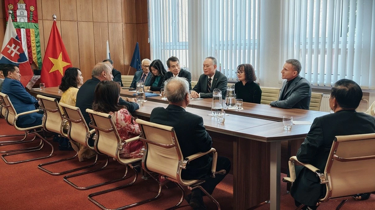 Đại sứ quán Việt Nam tại Slovakia tổ chức lễ kỷ niệm136 năm Ngày sinh Chủ tịch Hồ Chí Minh