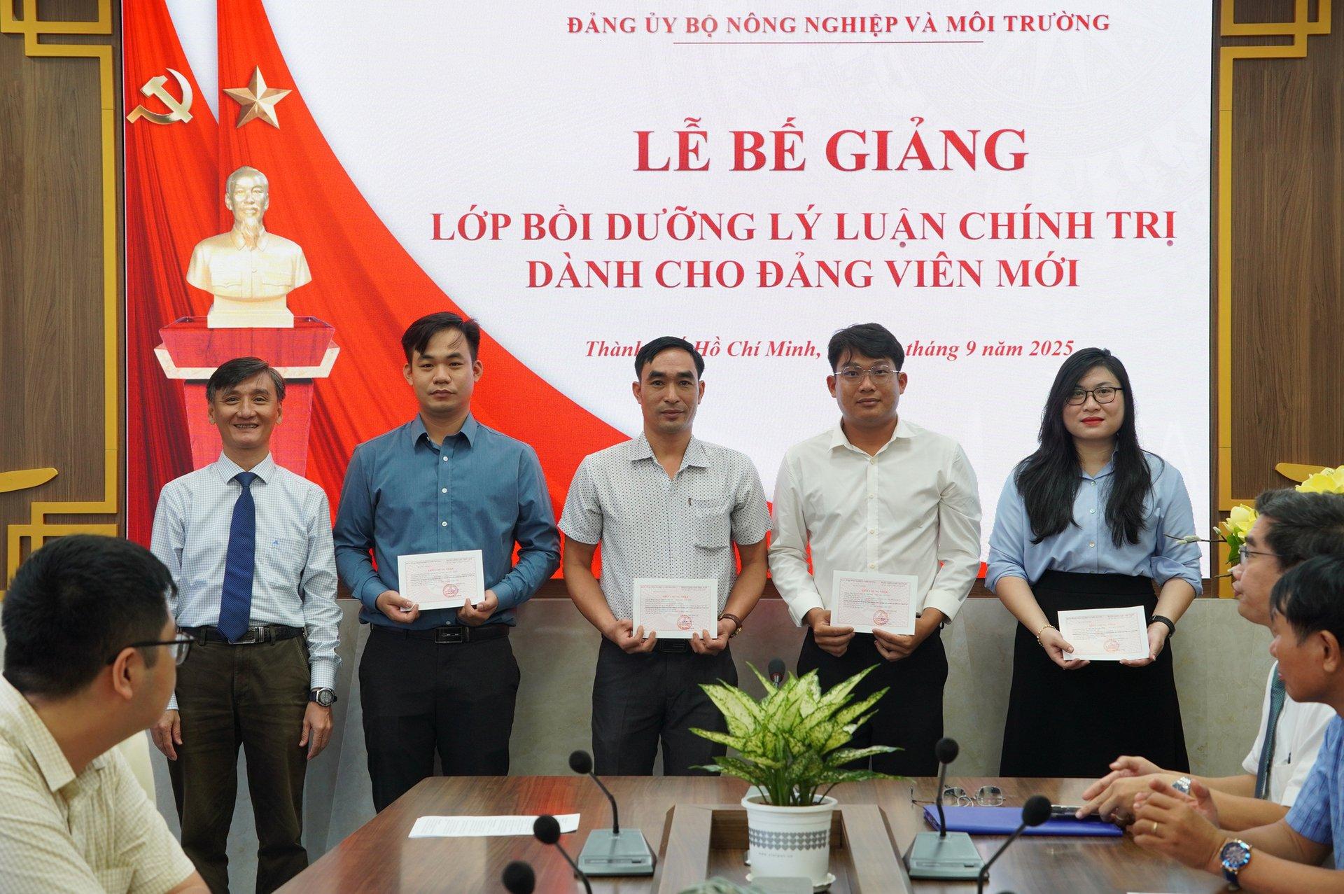 ThS Khúc Hoàng Giang, Phó Bí thư Đảng ủy, Phó Hiệu trưởng Trường Chính sách Công và Phát triển nông thôn trao chứng nhận cho các học viên. Ảnh: Nguyễn Thủy.