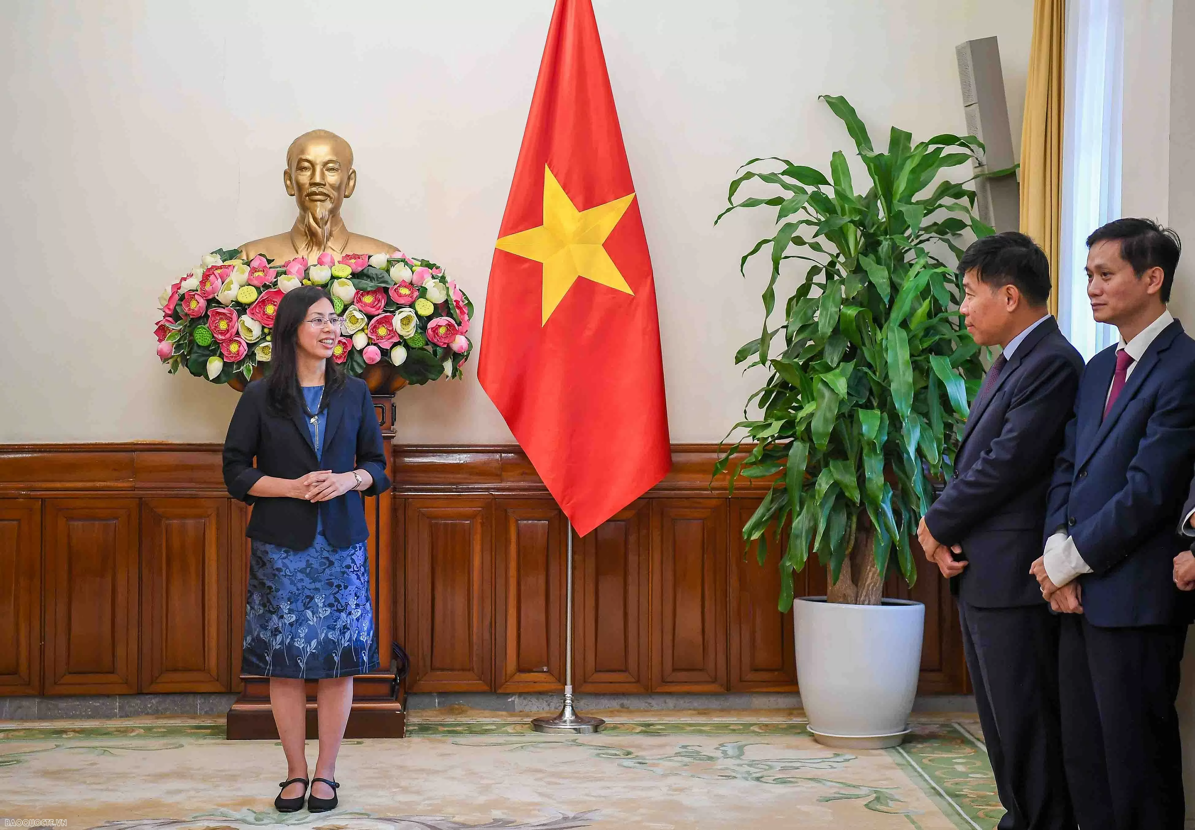 Lãnh đạo Bộ Ngoại giao trao quyết định điều động, bổ nhiệm cán bộ cấp Vụ Lãnh đạo Bộ Ngoại giao trao quyết định điều động, bổ nhiệm cán bộ cấp Vụ