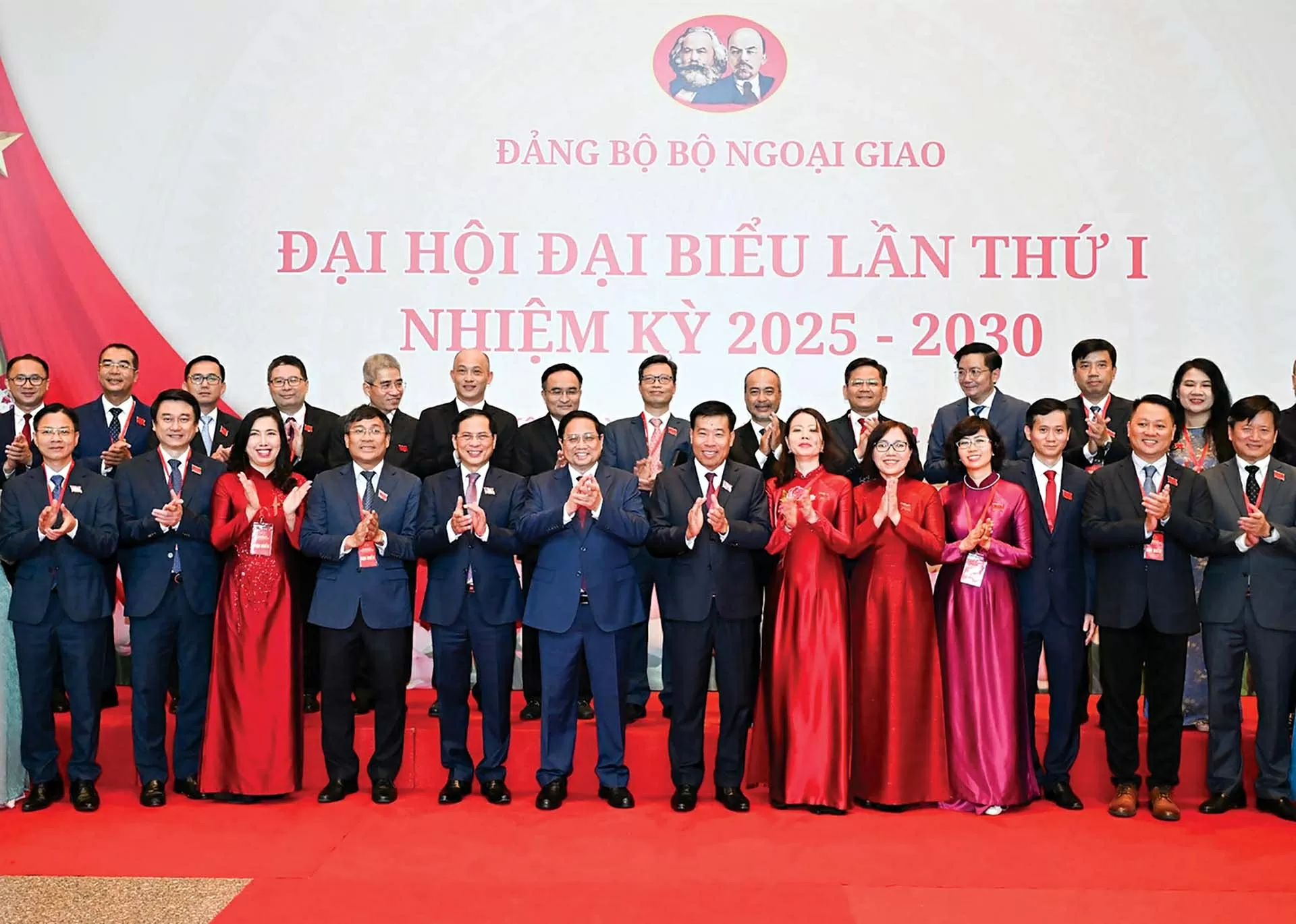 Tiếp nối vẻ vang, vươn mình cùng đất nước Tiếp nối vẻ vang, vươn mình cùng đất nước