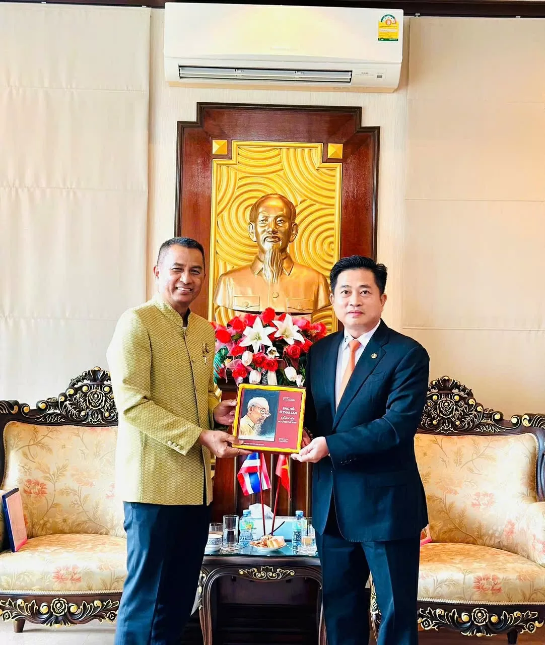 Tổng lãnh sự Đinh Hoàng Linh trao tặng Tỉnh trưởng Rachan Soonhua cuốn sách “Bác Hồ ở Thái Lan”. Tổng lãnh sự Đinh Hoàng Linh trao tặng Tỉnh trưởng Rachan Soonhua cuốn sách “Bác Hồ ở Thái Lan”.