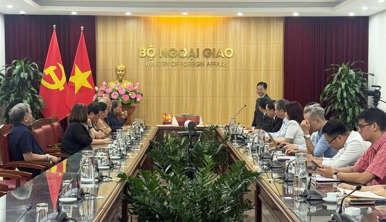 Toàn cảnh buổi lễ tiếp nhận 3.500 cuốn sách “Theo dấu chân Người” do tác giả GS.TS Nhà văn Trình Quang Phú trao tặng Bộ Ngoại giao.