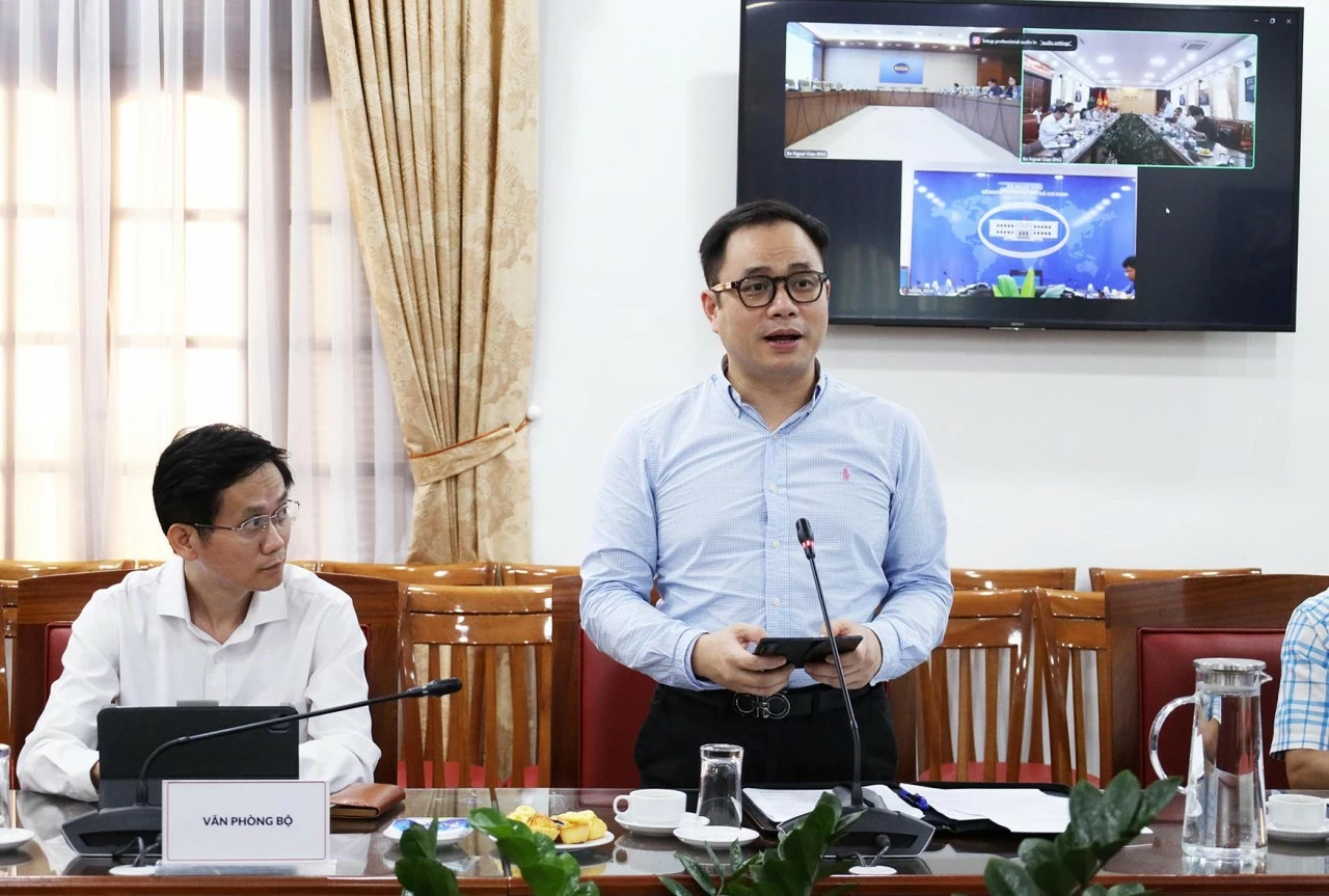Tiến sĩ Nguyễn Việt Lâm, Tập sự Phó Vụ trưởng, Văn phòng Bộ Ngoại giao trình bày chuyên đề tại Hội thảo. (Ảnh: Thành Long)