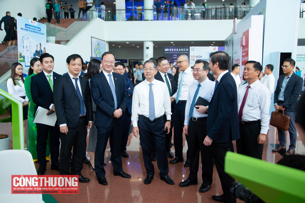 Trưởng ban Chính sách, Chiến lược Trung ương Nguyễn Thanh Nghị (thứ 2, bên phải qua); Bí thư Thành ủy Đà Nẵng Nguyễn Văn Quảng trao đổi với đại diện doanh nghiệp.