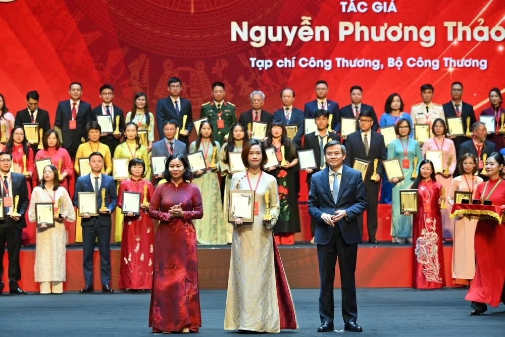 Trao Giải Cuộc thi chính luận về bảo vệ nền tảng tư tưởng của Đảng trong Đảng bộ Chính phủ lần thứ 2