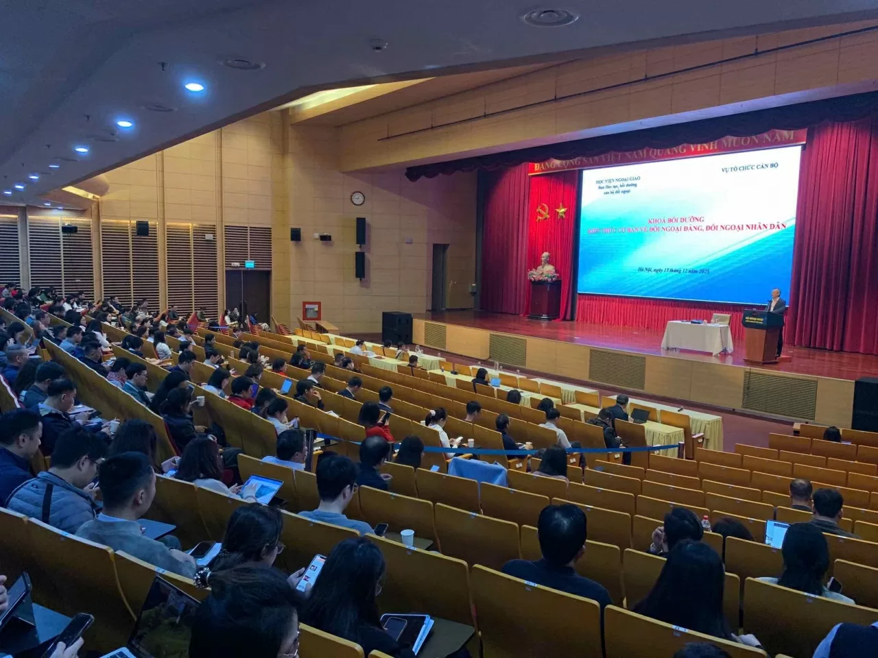 Tin về Khóa bồi dưỡng kiến thức về đối ngoại đảng, đối ngoại nhân dân dành cho công chức, viên chức của Bộ Ngoại giao năm 2025 Tin về Khóa bồi dưỡng kiến thức về đối ngoại đảng, đối ngoại nhân dân dành cho công chức, viên chức của Bộ Ngoại giao năm 2025