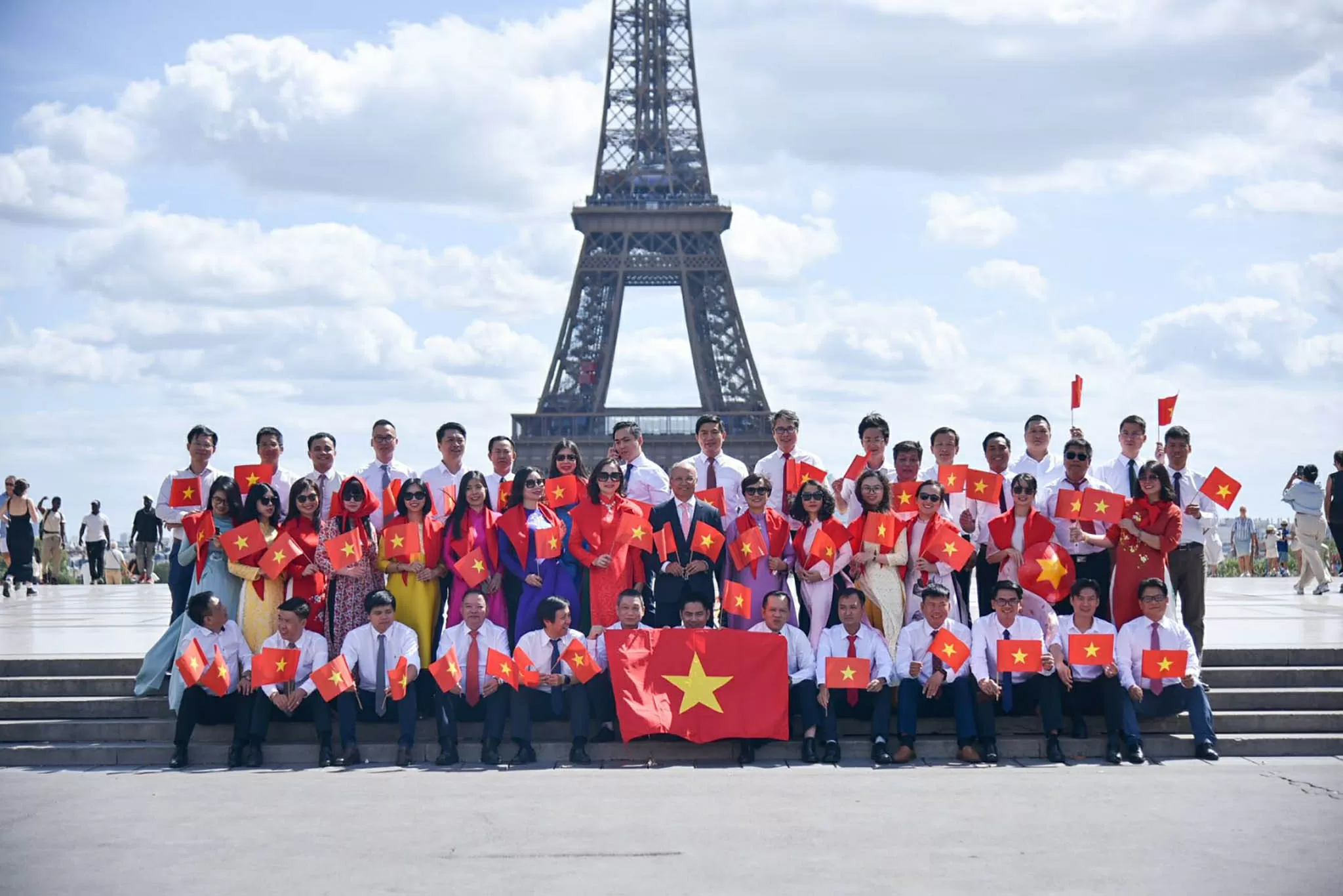 Đại sứ quán Việt Nam tại Pháp tổ chức buổi chụp ảnh tập thể. Đại sứ quán Việt Nam tại Pháp tổ chức buổi chụp ảnh tập thể.