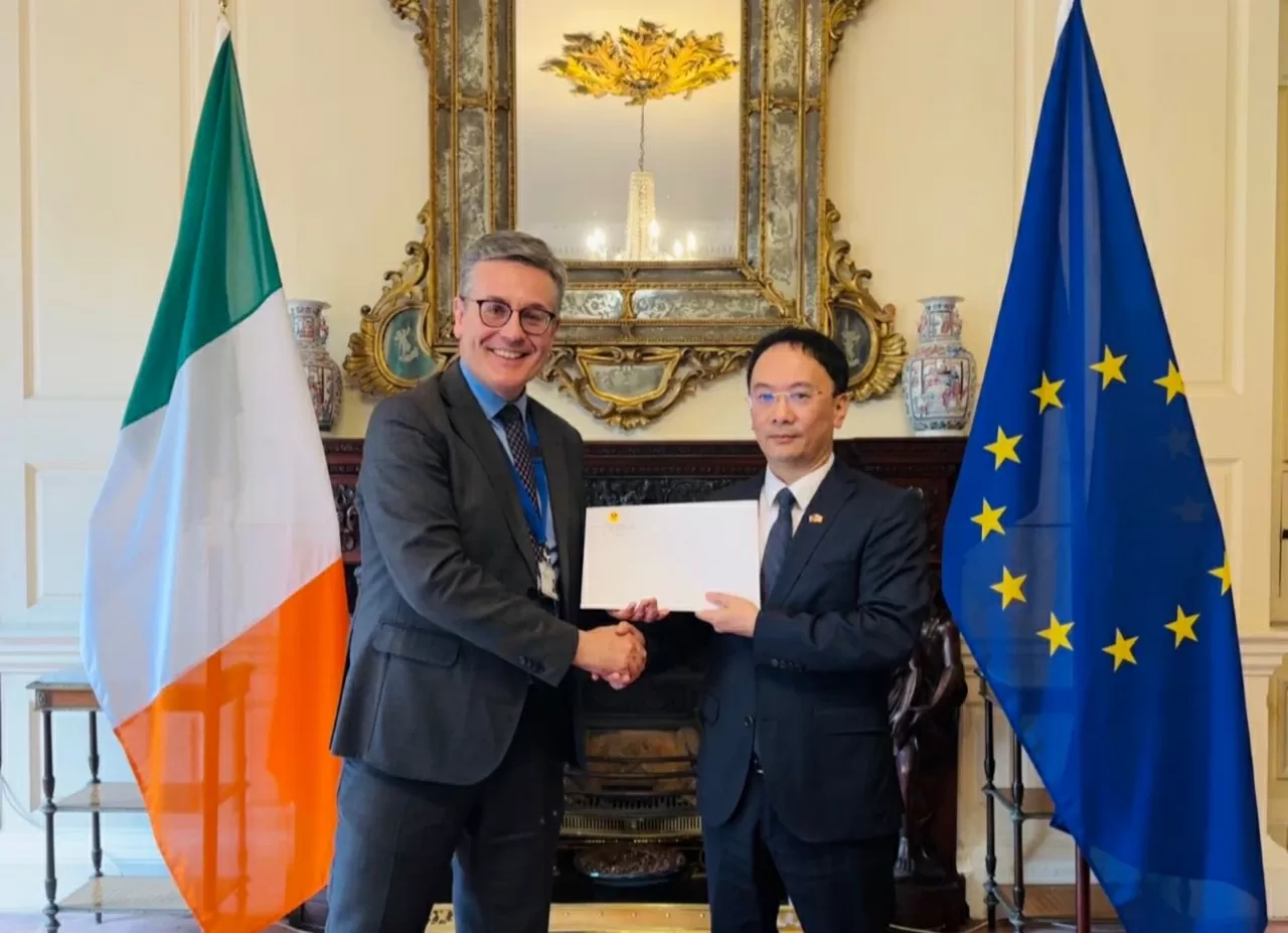 Đại sứ Phạm Toàn Thắng trao bản sao Thư uỷ nhiệm của Chủ tịch nước cho Lãnh đạo Vụ Lễ tân, Bộ Ngoại giao và Thương mại Ireland. Đại sứ Phạm Toàn Thắng trao bản sao Thư uỷ nhiệm của Chủ tịch nước cho Lãnh đạo Vụ Lễ tân, Bộ Ngoại giao và Thương mại Ireland.