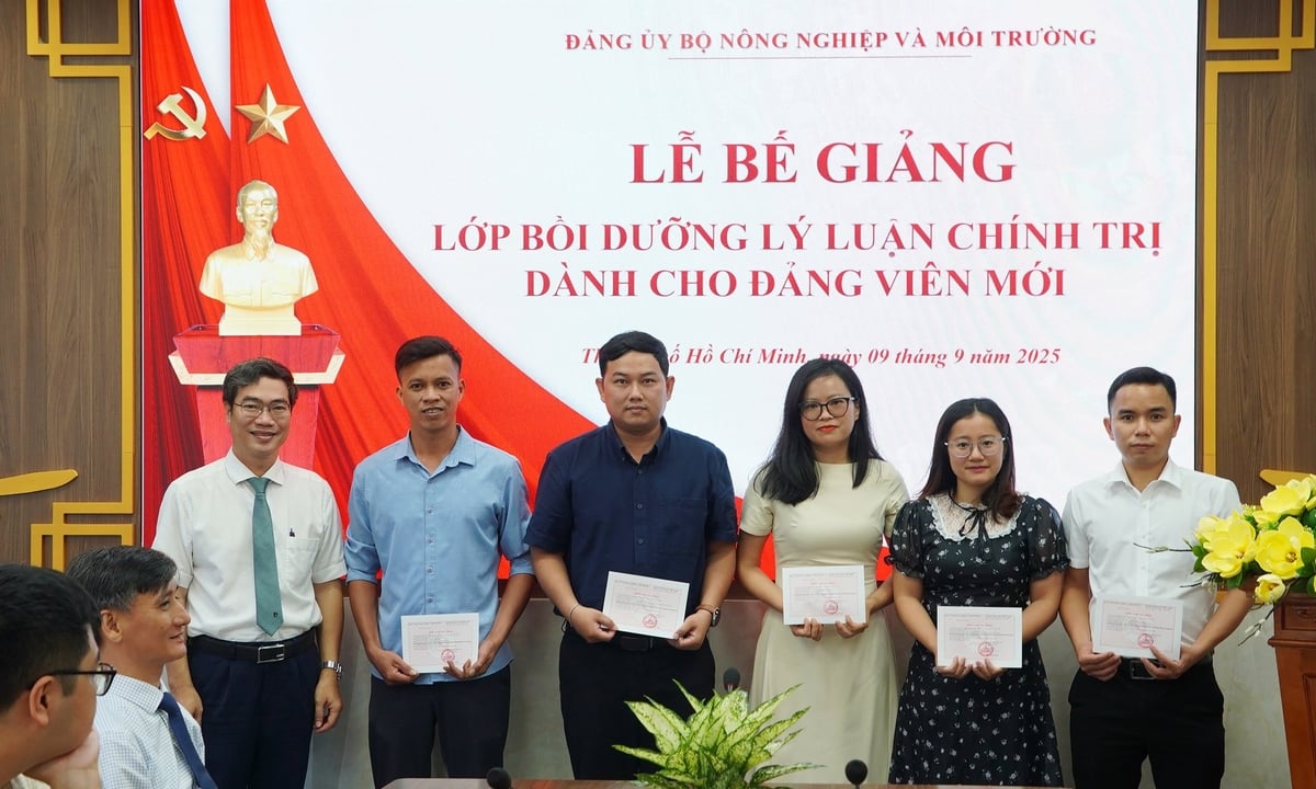 TS Nguyễn Trung Đông, Bí thư Đảng ủy, Hiệu trưởng Trường Chính sách công và Phát triển nông thôn trao chứng nhận cho các học viên. Ảnh: Nguyễn Thủy.
